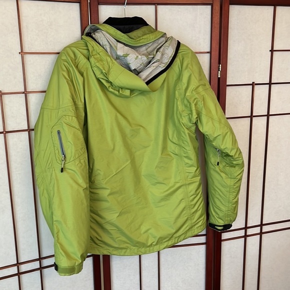 Marmot Women’s Ski Jacket in Large and Green . Great co diction except hood. - Picture 4 of 11